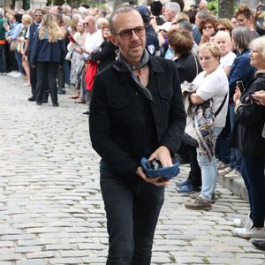 Calogero quittant la cérémonie funéraire de la chanteuse française Françoise Hardy au crématorium du Père Lachaise à Paris, France, le 20 juin 2024. Photo de Jerome Domine/ABACAPRESS.COM
