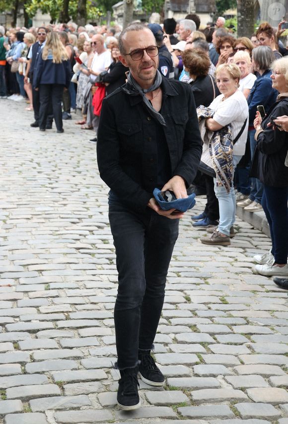 Calogero quittant la cérémonie funéraire de la chanteuse française Françoise Hardy au crématorium du Père Lachaise à Paris, France, le 20 juin 2024. Photo de Jerome Domine/ABACAPRESS.COM
