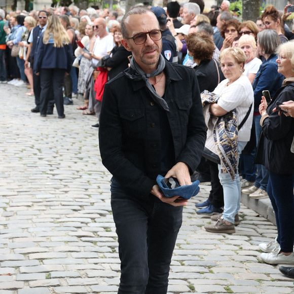 Calogero quittant la cérémonie funéraire de la chanteuse française Françoise Hardy au crématorium du Père Lachaise à Paris, France, le 20 juin 2024. Photo de Jerome Domine/ABACAPRESS.COM