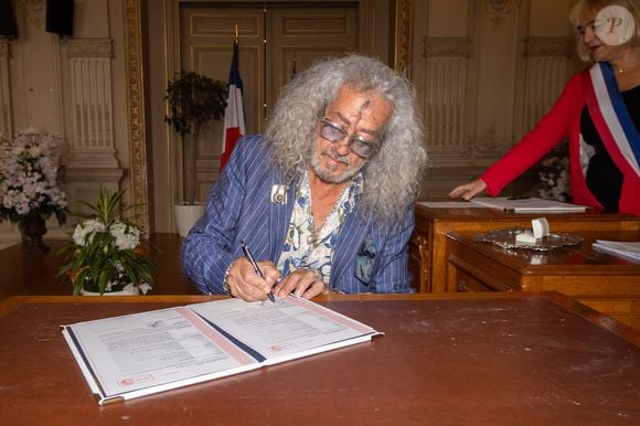 Exclusif - Djamel Bentenah - Mariage de Djamel Bentenah (acheteur dans l'émission Affaire Conclue) avec Severine Bauw à la mairie de Colombes le 21 juin 2025.