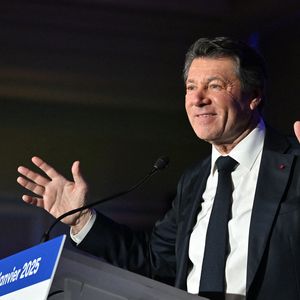 "La seule station qui garantit du soleil tout le séjour", a-t-elle assuré heureuse et épanouie.  

Christian Estrosi, le maire de Nice, accompagné de sa femme la journaliste et chroniqueuse de télé, Laura Tenoudji, a participé à la réunion de rentrée des Amis du Maire organisé dans la salle de spectacle du Palais de la Méditerranée à Nice, le 20 janvier 2023. © Bruno Bebert/Bestimage