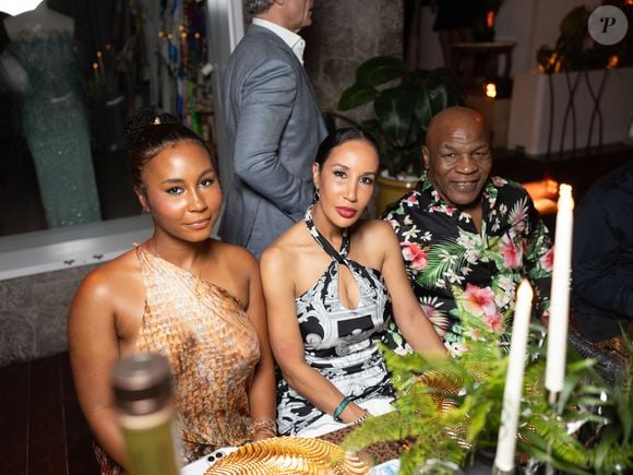 Accompagné pour l'occasion par sa femme Lakiha et sa fille Milan 

Exclusif - Mike Tyson, sa fille Milan et sa femme Lakiha - Soirée "The Saint Barths Dinner by Gala One" à l'Eden Rock à Saint-Barhélémy le 29 décembre 2024. Le Dîner Saint Barths by Gala One est un dîner exclusif sur invitation uniquement organisé à l'Eden Rock. La liste des invités est un « who's who » de fervents partisans des événements passés du Gala d'été et du Gala One, ainsi que d'un groupe sélectionné d'autres philanthropes et notables partageant les mêmes idées. Les invités au dîner ont contribueé aux fonds essentiels pour les organisations soutenant la protection des enfants, la conservation de la biodiversité, l’aide à ceux qui en ont besoin et la préservation des précieuses eaux et terres du monde.
© Sam Delepch / Tiziano Da Silva / Bestimage