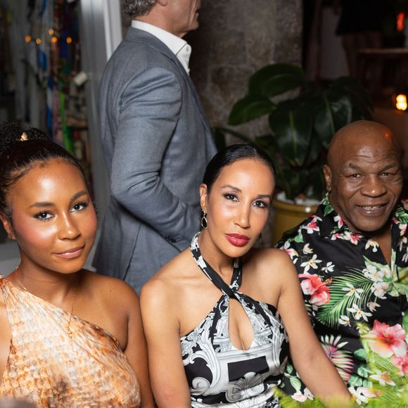 Accompagné pour l'occasion par sa femme Lakiha et sa fille Milan 

Exclusif - Mike Tyson, sa fille Milan et sa femme Lakiha - Soirée "The Saint Barths Dinner by Gala One" à l'Eden Rock à Saint-Barhélémy le 29 décembre 2024. Le Dîner Saint Barths by Gala One est un dîner exclusif sur invitation uniquement organisé à l'Eden Rock. La liste des invités est un « who's who » de fervents partisans des événements passés du Gala d'été et du Gala One, ainsi que d'un groupe sélectionné d'autres philanthropes et notables partageant les mêmes idées. Les invités au dîner ont contribueé aux fonds essentiels pour les organisations soutenant la protection des enfants, la conservation de la biodiversité, l’aide à ceux qui en ont besoin et la préservation des précieuses eaux et terres du monde.
© Sam Delepch / Tiziano Da Silva / Bestimage