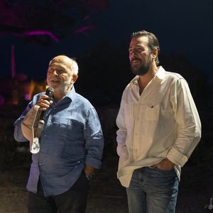 Exclusif - Gérard Jugnot, Maxime Gasteuil - Les Toiles de Ramatuelle présentent en avant-première le film "Y a pas de réseau" de E. Pluvieux avec M. Gasteuil, G.Jugnot et M. Azem au cinéma en plein air sur la plage de Tahiti Beach à Ramatuelle le 23 juillet 2025. © Antoine Tomaselli/Bestimage