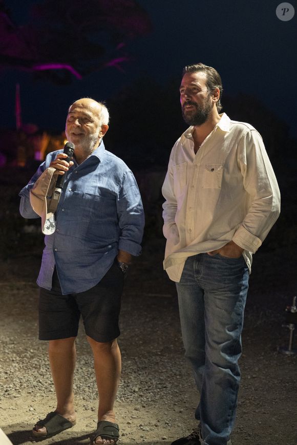 Exclusif - Gérard Jugnot, Maxime Gasteuil - Les Toiles de Ramatuelle présentent en avant-première le film "Y a pas de réseau" de E. Pluvieux avec M. Gasteuil, G.Jugnot et M. Azem au cinéma en plein air sur la plage de Tahiti Beach à Ramatuelle le 23 juillet 2025. © Antoine Tomaselli/Bestimage