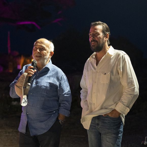 Exclusif - Gérard Jugnot, Maxime Gasteuil - Les Toiles de Ramatuelle présentent en avant-première le film "Y a pas de réseau" de E. Pluvieux avec M. Gasteuil, G.Jugnot et M. Azem au cinéma en plein air sur la plage de Tahiti Beach à Ramatuelle le 23 juillet 2025. © Antoine Tomaselli/Bestimage
