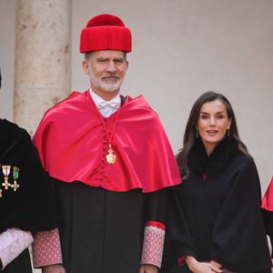 Alors qu'il portait la tenue traditionnelle de cette université lors de la remise des diplômes, Letizia, elle, a fait l'effort de porter une magnifique robe rouge pour être assortie à son cher et tendre. 

Le roi Felipe VI et la reine Letizia d'Espagne lors de la cérémonie d'investiture du roi Felipe VI en tant que docteur honoris causa (diplôme honorifique) par l'Université d'Alcala à Alcala de Henares, Espagne, le 27 février 2025. © David/Cordon Presss/Bestimage