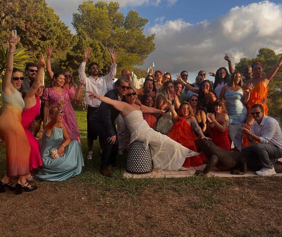 "Ma fille Manon vient de se marier avec Jeffrey Parton ! Nous sommes tous sur un petit nuage...", a-t-il écrit en légende d’une photo de mariage partagée sur Instagram samedi 20 septembre 2025.

Philippe Manoeuvre partage une photo du mariage de sa fille Manon sur Instagram samedi 20 septembre 2025 © Instagram