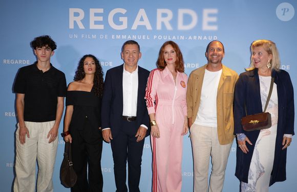 Ewan Bourdelles, Dany Boon, Audrey Fleurot, Emmanuel Poulain-Arnaud et Camille Solal à l'avant-première du film "Regarde" au Cinéma Pathé Wepler à Paris, le 8 septembre 2025. 

Photo : Coadic Guirec / Bestimage