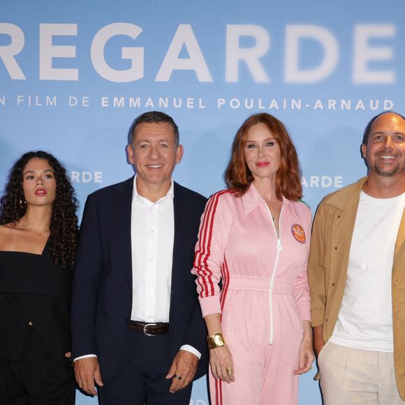 Ewan Bourdelles, Dany Boon, Audrey Fleurot, Emmanuel Poulain-Arnaud et Camille Solal à l'avant-première du film "Regarde" au Cinéma Pathé Wepler à Paris, le 8 septembre 2025. 

Photo : Coadic Guirec / Bestimage