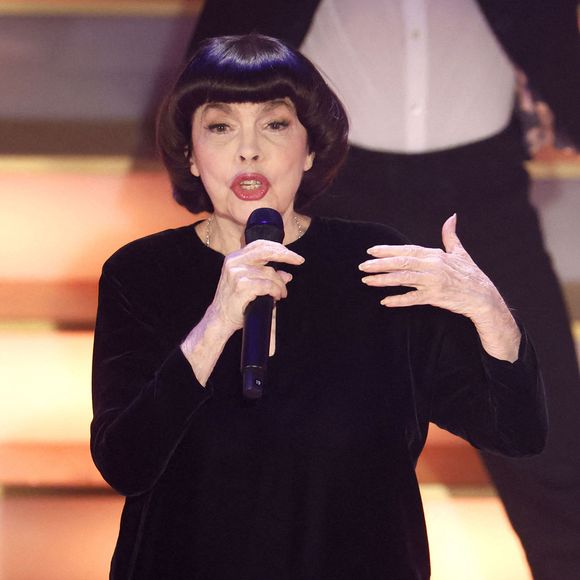 Mireille Mathieu dans l'émission télévisée ARD "La Fête de l'Avent aux 100 000 lumières" au Centre des Congrès de Suhl, Allemagne, le 2 décembre 2023. © Action Press/Bestimage