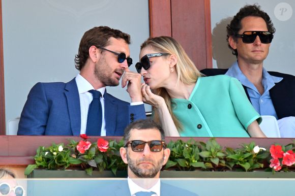 Béatrice Borromeo a profité de son 40ᵉ anniversaire, célébré à Ramatuelle le 18 août, pour révéler qu’elle attendait son troisième enfant avec Pierre Casiraghi. 

Pierre Casiraghi, Beatrice Borromeo et John Elkann, au second rang, durant la finale du Masters 1000 de Monte-Carlo à Roquebrune-Cap-Martin. © Bruno Bebert / Bestimage