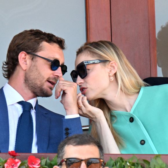 Béatrice Borromeo a profité de son 40ᵉ anniversaire, célébré à Ramatuelle le 18 août, pour révéler qu’elle attendait son troisième enfant avec Pierre Casiraghi. 

Pierre Casiraghi, Beatrice Borromeo et John Elkann, au second rang, durant la finale du Masters 1000 de Monte-Carlo à Roquebrune-Cap-Martin. © Bruno Bebert / Bestimage