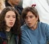 Leur fille, Angelica, a grandi loin des caméras.
Aure Atika et sa fille Angelica Zdar dans les tribunes lors des Internationaux de France de Tennis de Roland Garros 2025. Paris, le 28 mai 2025. 
© Moreau / Jacovides / Bestimage