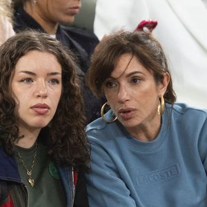 Leur fille, Angelica, a grandi loin des caméras.
Aure Atika et sa fille Angelica Zdar dans les tribunes lors des Internationaux de France de Tennis de Roland Garros 2025. Paris, le 28 mai 2025. 
© Moreau / Jacovides / Bestimage