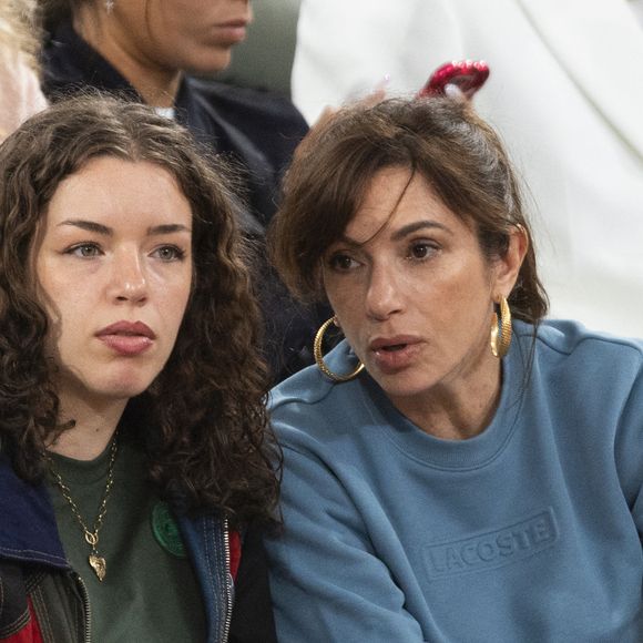 Leur fille, Angelica, a grandi loin des caméras.
Aure Atika et sa fille Angelica Zdar dans les tribunes lors des Internationaux de France de Tennis de Roland Garros 2025. Paris, le 28 mai 2025. 
© Moreau / Jacovides / Bestimage
