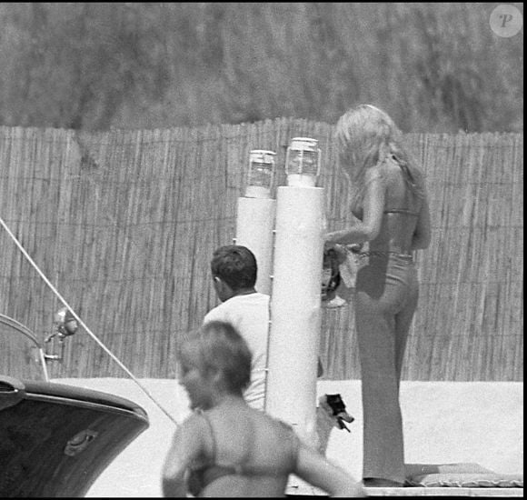 Gunter Sachs et Brigitte Bartot en 1967 à Saint-Tropez. (DANIEL ANGELI / BESTIMAGE).