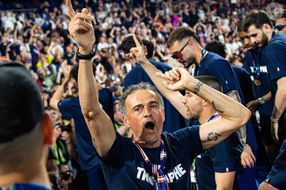 Luis Enrique - Les joueurs du PSG célèbrent leur titre de Champion d'Europe au Parc Des Princes à Paris, le 1er juin 2025.
© Baptiste Autissier/PsnewZ/Bestimage