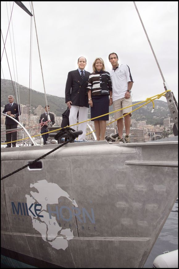 L’explorateur Mike Horn a présenté à Monaco sa nouvelle expédition baptisée Pangaea, en présence du Albert II et de Gaynor Rupert, épouse de Johann Rupert, président de Richemont et fondateur de Laureus Sport for Good Foundation. Ce projet consiste en un tour du monde destiné à promouvoir la protection de l’environnement, reliant le pôle Nord au pôle Sud à travers les six continents. À cette occasion, le Pangaea, un voilier de 35 mètres, a été baptisé à Port Hercule, à Monaco.

Crédit photo : Junior / Bestimage.