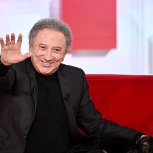 Mais elle est absente depuis
Exclusif - Michel Drucker et sa chienne Isia - Enregistrement de l'émission "Vivement Dimanche, spéciale M.Galabru", au Studio Gabriel à Paris, présentée par M.Drucker et diffusée le 22 janvier
© Guillaume Gaffiot / Bestimage