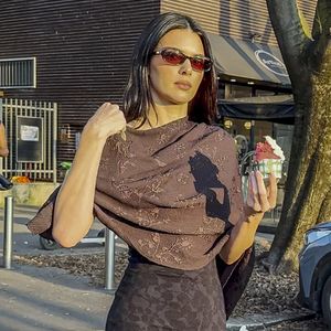 Kendall Jenner mange une glace dans la rue lors de la Fashion Week de Milan (MLFW) le 26 décembre 2026. © Assia Mokhbi/Bestimage
