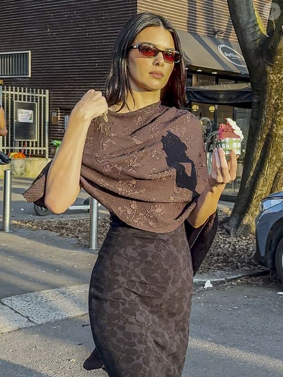 Kendall Jenner mange une glace dans la rue lors de la Fashion Week de Milan (MLFW) le 26 décembre 2026. © Assia Mokhbi/Bestimage