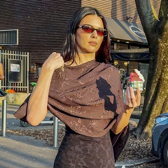 Kendall Jenner mange une glace dans la rue lors de la Fashion Week de Milan (MLFW) le 26 décembre 2026. © Assia Mokhbi/Bestimage