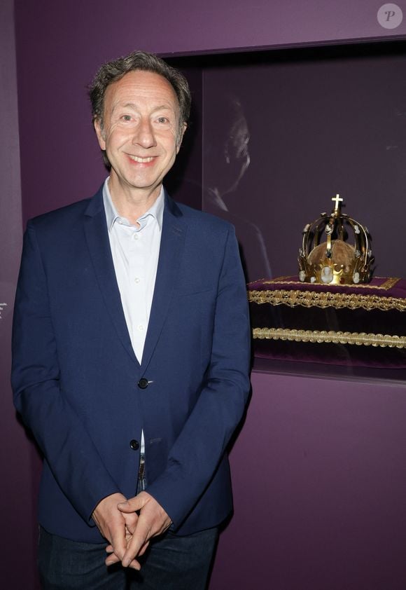 Stéphane Bern "couronné de Charlemagne"l ors de l'exposition "Le Dernier Sacre" à la Manufacture des Gobelins à Paris, France, le 10 avril 2025.© Coadic Guirec/Bestimage