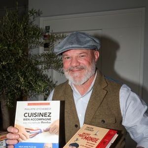 Les Chefs à Saint-Tropez fêtent les producteurs 2026. Philippe Etchebest en dédicace salle Jean Desplas, place des Lices à Saint-Tropez, le 3 mai 2026. © Jean-Marc LhomerBestimage.