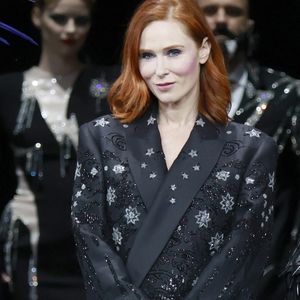 Cette volonté d'indépendance, Audrey Fleurot l'applique à son fils Lou de manière concrète. "Ça me donne un fils qui est quand même assez tout-terrain. Je l'ai envoyé faire des courses très tôt", confie-t-elle.

Audrey Fleurot au défilé Julien Fournié "Collection Haute Couture Printemps/Eté 2025" lors de la Fashion Week de Paris (PFW), le 28 janvier 2025

© Christophe Aubert via Bestimage