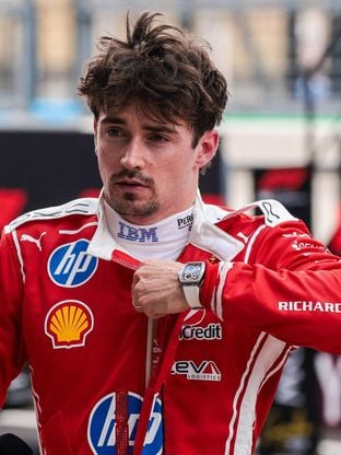 Charles Leclerc : loin des circuits, il intègre le monde de la beauté