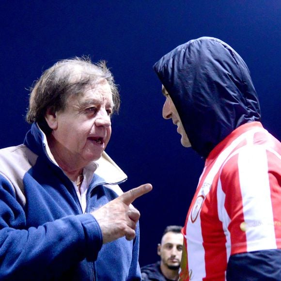Daniel Lauclair, le journaliste sportif, et Zinedine Zidane durant la première édition du « match des légendes » opposant l'équipe des Légendes, les anciens de Cannes, à l'équipe des Etoiles avec pour capitaine Didier Deschamps, au stade Pierre de Coubertin à Cannes, le 30 octobre 2025.  © Bruno Bebert / Dominique Jacovides / Bestimage