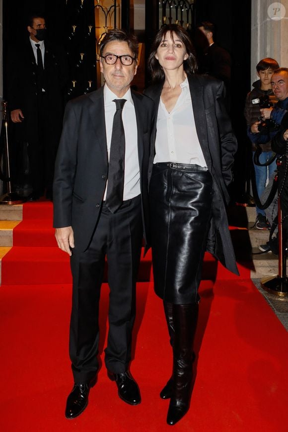 Yvan Attal et sa compagne Charlotte Gainsbourg - Arrivées à la 10ème édition du "Global Gift Gala 2022" au Four Seasons Hotel George V à Paris le 19 novembre 2022.© Christophe Clovis / Bestimage