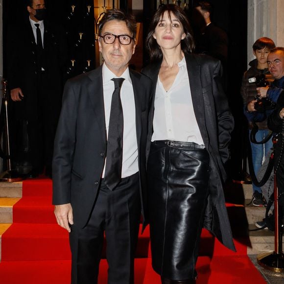 Yvan Attal et sa compagne Charlotte Gainsbourg - Arrivées à la 10ème édition du "Global Gift Gala 2022" au Four Seasons Hotel George V à Paris le 19 novembre 2022.© Christophe Clovis / Bestimage