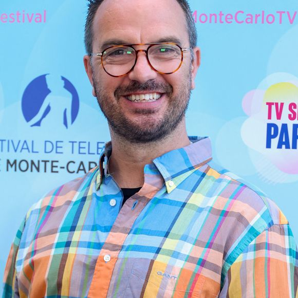 "Et que je préfère vous voir en vrai, sur la scène, en faisant un spectacle que j’ai écrit, que j’ai choisi, dans lequel je peux dire ce que j’ai envie, et faire ce que j’ai envie de faire."

Jarry pour la soirée du 1000ème épisode de "NCIS" autour d'un gateau au Neptune lors de la 63ème édition du Festival de television de Monte-Carlo, Monaco, le 15 juin 2024. © Denis Guignebourg/BestImage