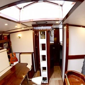 Au fil des années, le bateau passera de main en main. Revendu par le chanteur à un couple d’Américains qui eux-mêmes l’ont revendu à un pêcheur du Pacifique. 

27 juillet 2023 - Le navire "Askoy II", ayant appartenu à Jacques Brel, remis à l'eau à Zeebruges (Belgique), après 15 ans de restauration.

Photo : Photonews / Bestimage