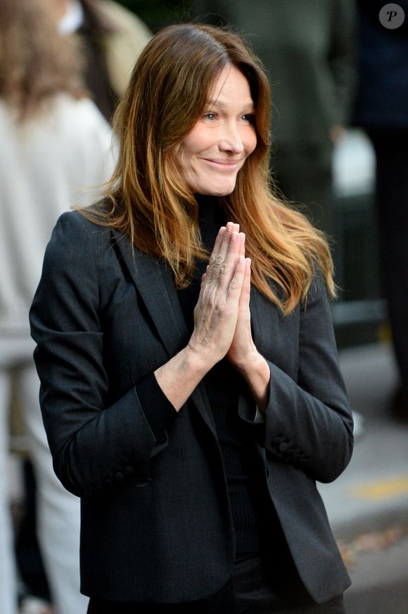 Nicolas Sarkozy, accompagné de sa femme Carla Bruni, sort de son domicile pour être incarcéré à la prison de La Santé à Paris le 21 octobre 2025.

© Bestimage