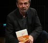 récompensée par un prix Goncourt et adaptée au cinéma avec le film éponyme d'Albert Dupontel. Depuis, chaque ouvrage, qu'il fasse partie d'une saga ou non, 

Exclusif - Pierre Lemaitre présente son livre "Le Grand Monde" à la Station Ausone - Librairie Mollat à Bordeaux le 9 mars 2022.

© Jean-Marc Lhomer / Bestimage