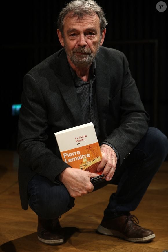 récompensée par un prix Goncourt et adaptée au cinéma avec le film éponyme d'Albert Dupontel. Depuis, chaque ouvrage, qu'il fasse partie d'une saga ou non, 

Exclusif - Pierre Lemaitre présente son livre "Le Grand Monde" à la Station Ausone - Librairie Mollat à Bordeaux le 9 mars 2022.

© Jean-Marc Lhomer / Bestimage