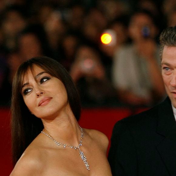 Monica Bellucci et Vincent Cassel font leur entrée sur le tapis rouge pour la projection du film "L'homme qui aime" lors du 3e Festival du film de Rome, en Italie, le 23 octobre 2008. Photo d'Alessia Paradisi/Abaca
