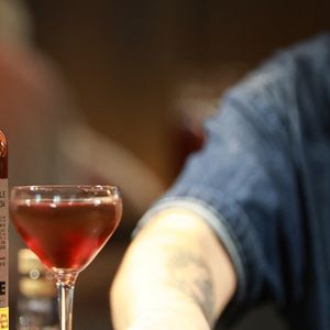 Exclusif - Jean Dujardin et ses trois partenaires, Antoine Gravouil, Olivier Carsoule et Éric Lafon, fondateurs de la distillerie Bordeaux Distilling Co, basée dans le quartier de Bacalan, lancent leur premier whisky, au nom évocateur : Aventure, à Bordeaux, France, le 1er octobre 2025. © Fabien Cottereau/Bestimage