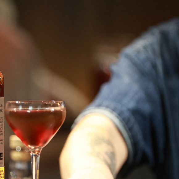 Exclusif - Jean Dujardin et ses trois partenaires, Antoine Gravouil, Olivier Carsoule et Éric Lafon, fondateurs de la distillerie Bordeaux Distilling Co, basée dans le quartier de Bacalan, lancent leur premier whisky, au nom évocateur : Aventure, à Bordeaux, France, le 1er octobre 2025. © Fabien Cottereau/Bestimage