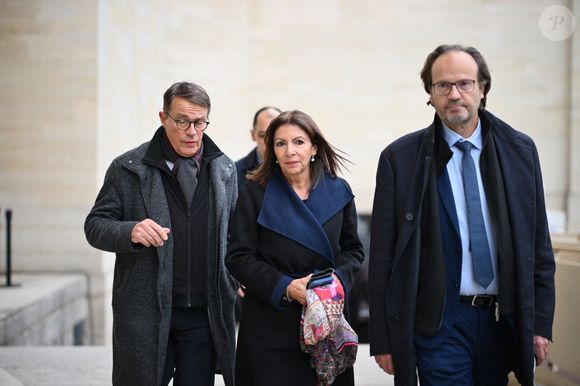 Patrick Bloche, Anne Hidalgo, maire de Paris, et son mari Jean-Marc Germain lors de la cérémonie d'intronisation de Robert Badinter, ancien ministre de la Justice, au Panthéon à Paris, France, le 9 octobre 2025. Photo par Eliot Blondet/ABACAPRESS.COM