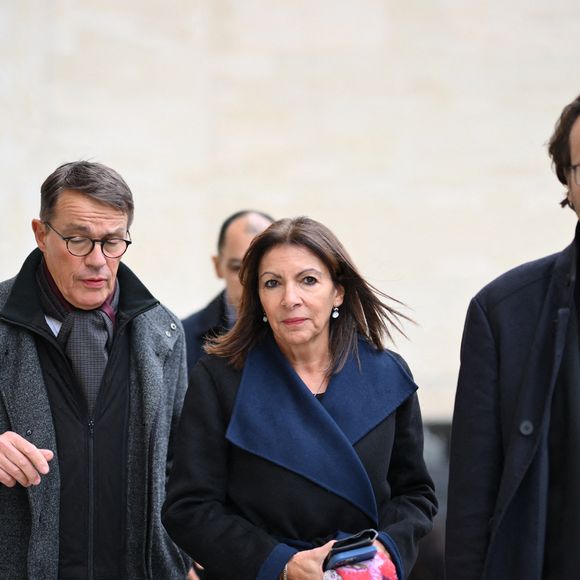Patrick Bloche, Anne Hidalgo, maire de Paris, et son mari Jean-Marc Germain lors de la cérémonie d'intronisation de Robert Badinter, ancien ministre de la Justice, au Panthéon à Paris, France, le 9 octobre 2025. Photo par Eliot Blondet/ABACAPRESS.COM