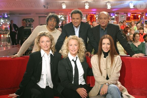 (Premier rang) Marie Adam, Brigitte Fossey et Sylvie Guillem et (deuxième rang), Laurent Voulzy, Michel Drucker et Michel Jonasz assistent à l'émission Vivement Dimanche de Michel Drucker enregistrée au Studio Gabriel à Paris, France le 13 avril 2005. Photo par Jean-Jacques Datchary/ABACA.