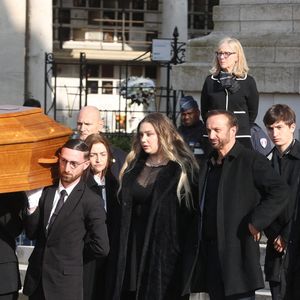 Michel Ferracci et ses fils Enzo et Mael quittant les funérailles de l'actrice belge Emilie Dequenne au crématorium du cimetière du Père Lachaise à Paris, France, le 26 mars 2025. Emilie Dequenne, qui avait remporté le prix de la meilleure actrice au Festival de Cannes en 1999 pour son premier rôle dans le film Rosetta des Dardenne, est décédée à l'âge de 43 ans d'un cancer rare des glandes surrénales. Photo par Jerome Domine/ABACAPRESS.COM