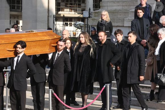 Michel Ferracci et ses fils Enzo et Mael quittant les funérailles de l'actrice belge Emilie Dequenne au crématorium du cimetière du Père Lachaise à Paris, France, le 26 mars 2025. Emilie Dequenne, qui avait remporté le prix de la meilleure actrice au Festival de Cannes en 1999 pour son premier rôle dans le film Rosetta des Dardenne, est décédée à l'âge de 43 ans d'un cancer rare des glandes surrénales. Photo par Jerome Domine/ABACAPRESS.COM