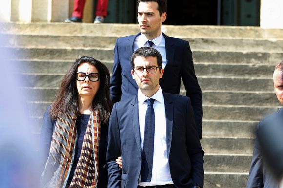Les deux empires ne comptent pas s'arrêter en si bon chemin ! Ils murmurent déjà travailler main dans la main sur des projets mystères autour du bien-être et de la "longévité".

Françoise Bettencourt-Meyers et ses fils Nicolas Meyers et Jean-Victor Meyers - Jugements rendus des deux premiers procès de l'affaire dite Bettencourt pour trafic d'influence et abus de faiblesse sur la milliardaire Liliane Bettencourt. au tribunal de Bordeaux, le 28 mai 2015.