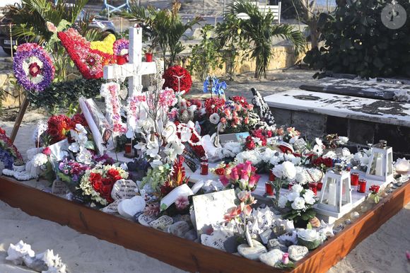 Illustrations de la tombe de Johnny Hallyday au cimetière marin de Lorient à Saint-Barthélemy le 14 avril 2018. Elle est toujours aussi fleurie et recouverte de messages touchants de la part d'admirateurs et de proches. 
Laeticia Hallyday et ses filles Jade et Joy arrivent à Saint Barth pour les vacances de Pâques pour se ressourcer, loin des affaires concernant l'héritage, et se recueillir dans le calme et la sérénité seulement 4 mois après l'inhumation.