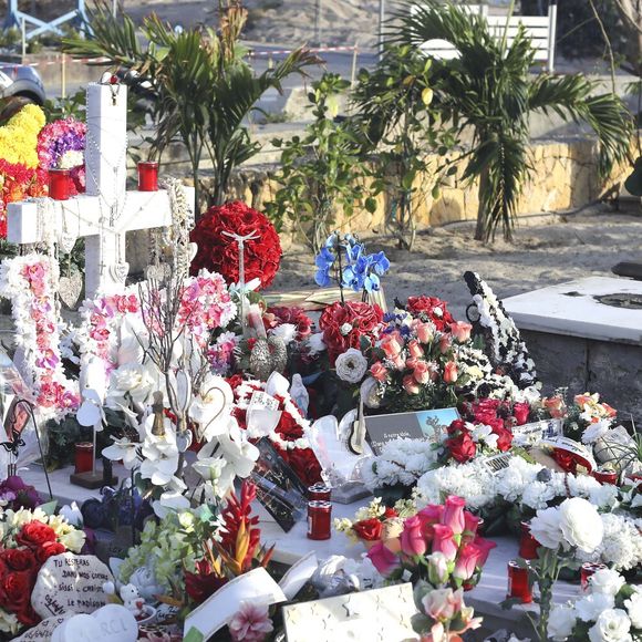 Illustrations de la tombe de Johnny Hallyday au cimetière marin de Lorient à Saint-Barthélemy le 14 avril 2018. Elle est toujours aussi fleurie et recouverte de messages touchants de la part d'admirateurs et de proches. 
Laeticia Hallyday et ses filles Jade et Joy arrivent à Saint Barth pour les vacances de Pâques pour se ressourcer, loin des affaires concernant l'héritage, et se recueillir dans le calme et la sérénité seulement 4 mois après l'inhumation.